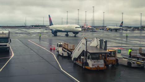 Lapso-De-Tiempo-Del-Concurrido-Aeropuerto-De-Reykjavik-En-Islandia.